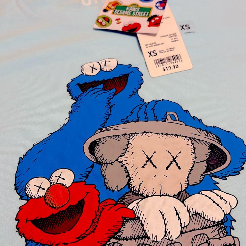 Uniqlo brand new laws Sesame Street xs tshirt